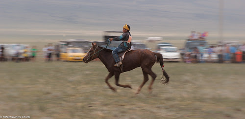 Jinetes en el Naadam de Mongolia 001 by Rafa Granero