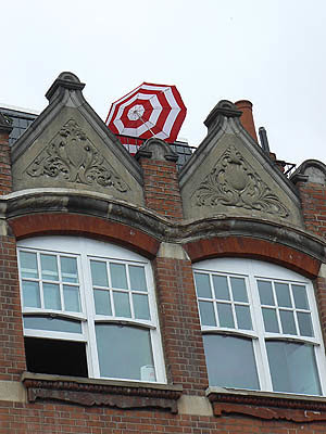 petit parasol rouge et blanc.jpg