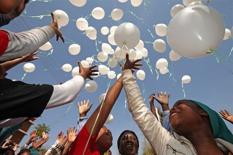 95 μπαλόνια, έξω από το νοσοκομείο που νοσηλευόταν το περσινό καλοκαίρι ο Μαντέλα, για τα γενέθλιά του. (φωτο: NBC)