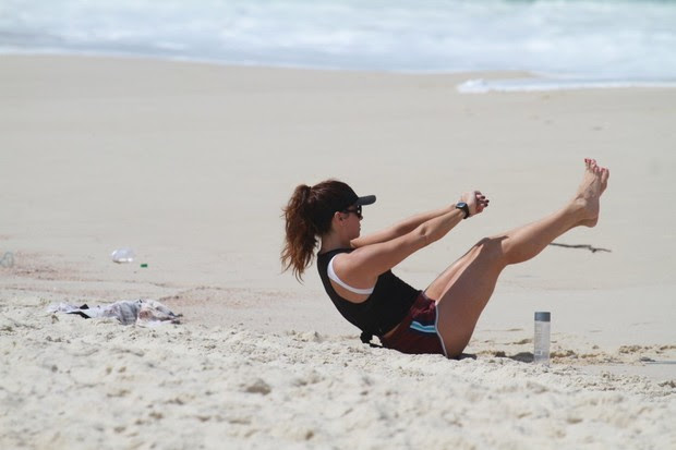 Giovana Antonelli se alonga na praia (Foto: Dilson Silva/ Ag. News)