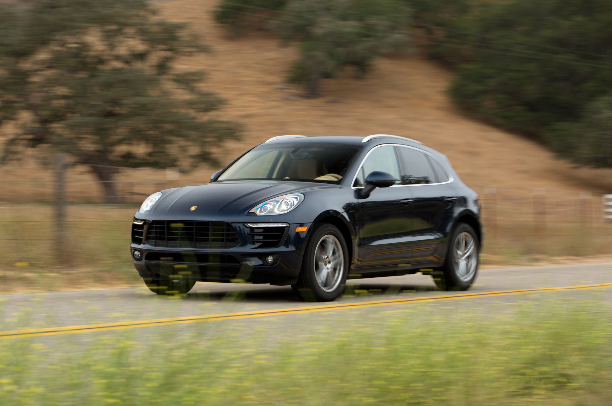 2015-Porsche-Macan-S-front-three-quarter-in-motion-02