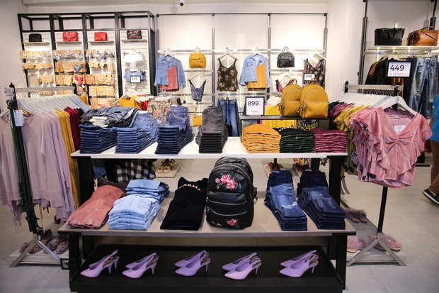 Stradivarius Việt Nam khai trương: Đồ đẹp giá siêu dễ chịu, áo phông cao nhất chỉ 249.000 đồng - Ảnh 15.