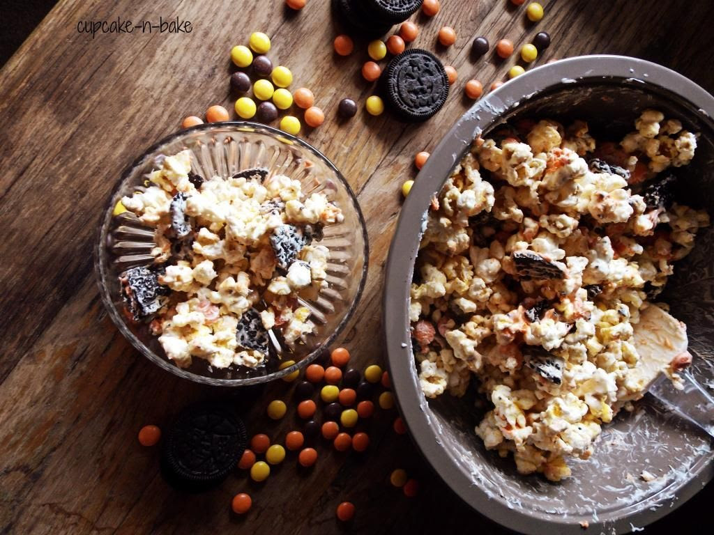 Halloween Popcorn via @cupcake-n-bake #snackage #halloween #reesespieces #oreos