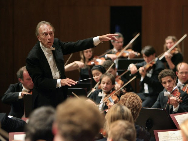 O maestro italiano Claudio Abbado conduz sua orquestra durante a abertura do festival de Lucerna, na Suíça, em agosto de 2007 (Foto: AP Photo/Eddy Risch, Keystone)