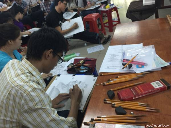 Thí sinh dự thi năng khiếu tại Trường ĐH Kiến trúc TP.HCM