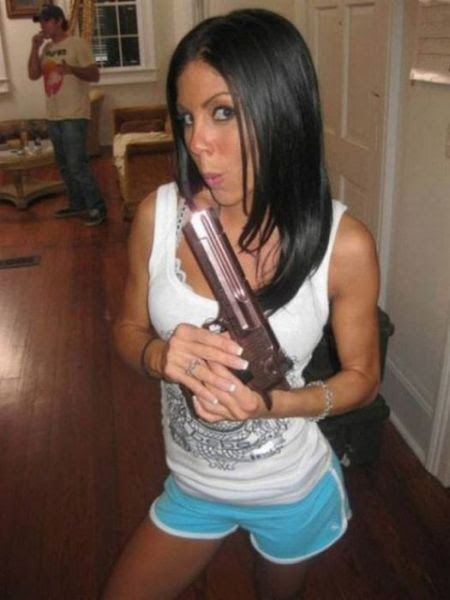 Girls with Guns (41 pics)