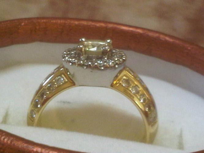 Engagement Ring valued at R22 800 00 for Sale in Pretoria Engagement Ring valued at R22 800 00 for Sale in Pretoria