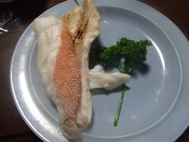 スジアラ料理 南日本に生息するハタ科のスジアラ 大きくなると１ｍ達するという 皮は厚く 脂は多く 汁にするととてつもなくいい出汁が出る 鹿児島ではアカセビ 沖縄ではアカジンと言ったりする 南九州では最も珍重されている高級魚である