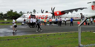 Ambon, Malukupost.com - Komisi III DPRD Kabupaten Kepulauan Aru berharap pemerintah segera membenahi infrastruktur pendukung Bandara Rar Gwamar Dobo agar bisa melayani pesawat berbagai maskapai yang ingin masuk ke daerah itu. "Untuk landasan pacunya baru mencapai 1.400 meter dan perlu ditingkatkan lagi agar bisa didarati pesawat terbang yang lebih besar, tetapi sarana infrastruktur pendukung lain seperti terminal dan sebagainya perlu dibenahi," kata anggota komisi III DPRD setempat, Marthin Tuhumury di Ambon, Rabu (29/3).