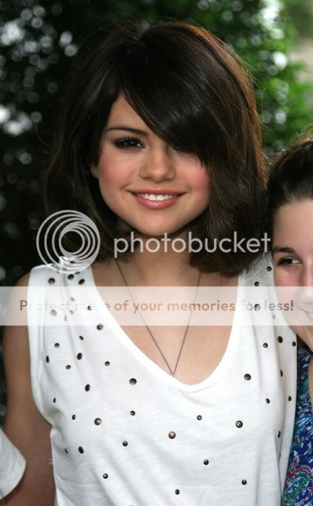 selena gomez with short hair and side bangs. selena gomez hairstyles bob
