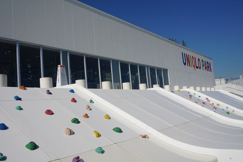 店舗の上に公園 Uniqlo Park 横浜ベイサイド店 神奈川県 トラベルjp 旅行ガイド