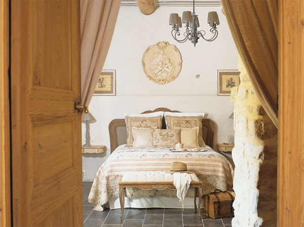 How To Create French Country Bedroom Design | InteriorHolic.