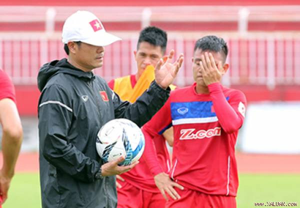 HLV Hữu Thắng gặp khó khăn khi chưa có đầy đủ quân số để chuẩn bị cho trận gặp Jordan. Ảnh: Đức Đồng.
