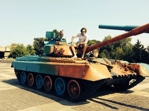 José Hermínio Victorelli, o Zellfie, em tanque de guerra na Ucrânia (Foto: Zellfie/Divulgação)