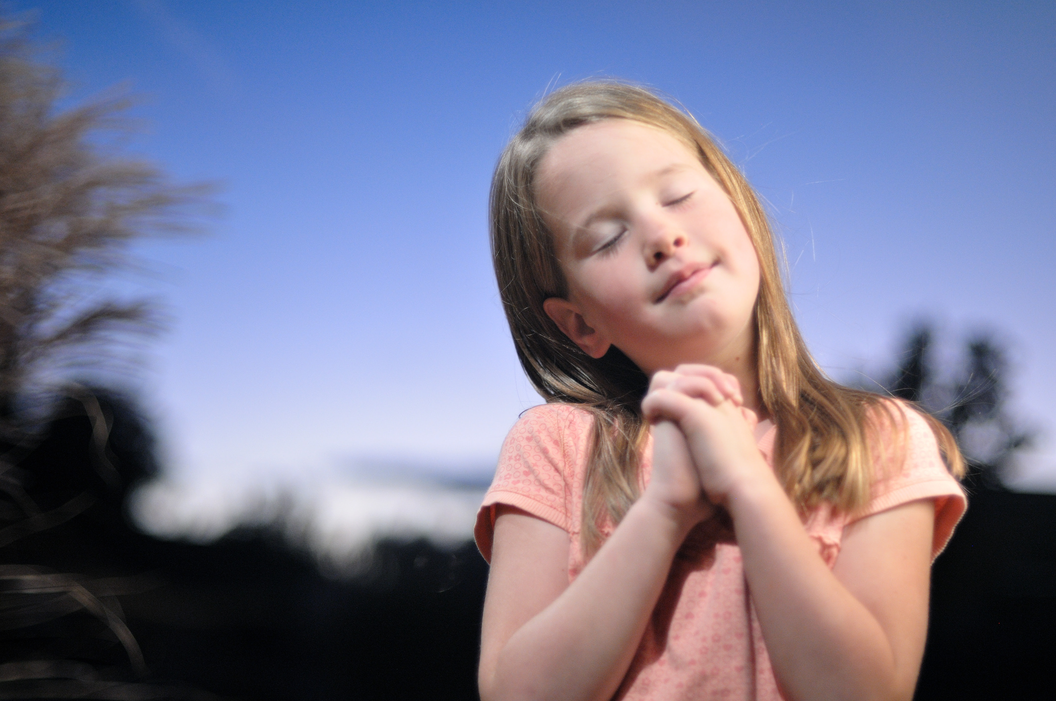フリー画像 人物写真 子供ポートレイト 外国の子供 少女 女の子 祈り 祈る フリー素材 画像素材なら 無料 フリー写真素材のフリーフォト