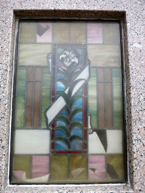 IMG_1400-2014-03-01-Westview-Cemetery-Prier-Mausoleum-stool-and-figure-inside-Atlanta-from-outside