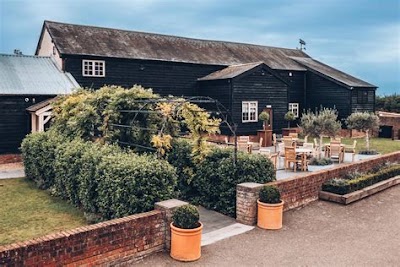 The Barn Stevenage: A Relaxed English Interior Design With Silo Structure