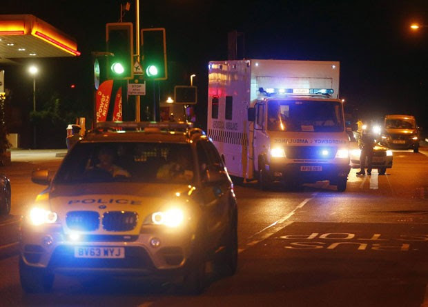 Ambulância com britânico infectado com ebola é escoltada pela polícia após deixar aeroporto em Londres neste domingo (24) (Foto: Andrew Winning/Reuters)