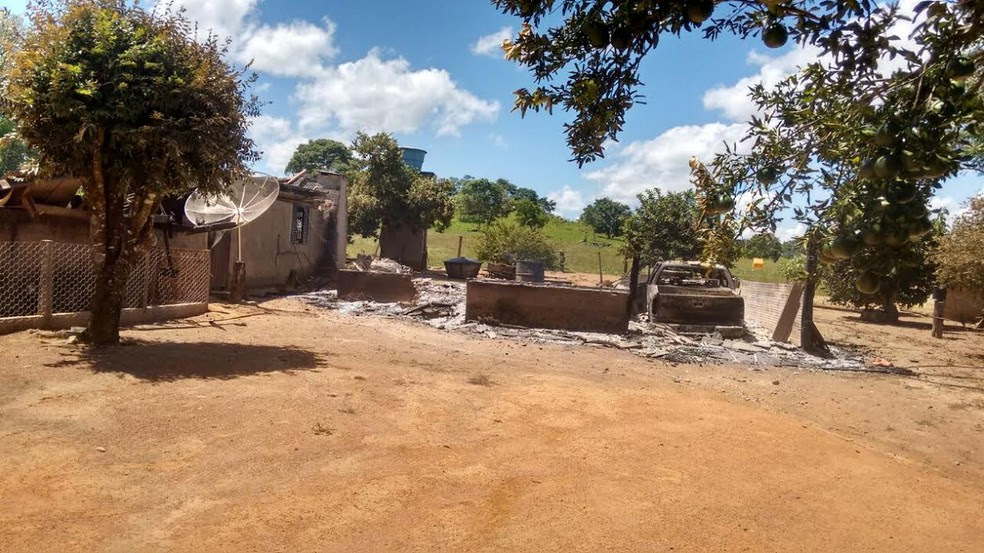 Casal foi encontrado morto em casa incendiada em sítio de Mato Grosso (Foto: Olhar Cidade)