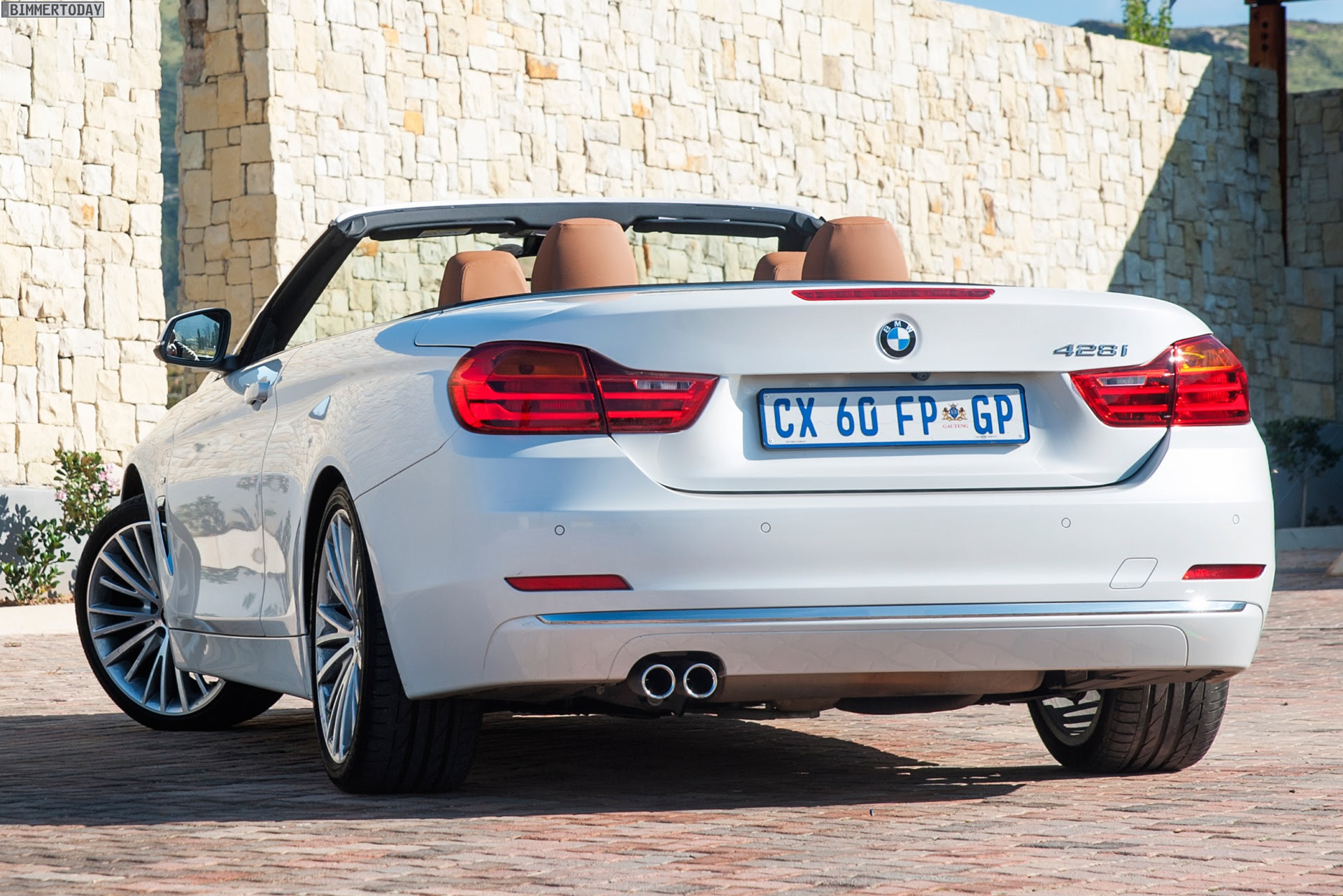 BMW 4er Cabrio F33: Wallpaper zeigen weiÃen 428i mit