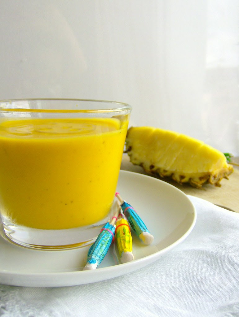 Sopa fría de zanahoria, piña y leche de coco.