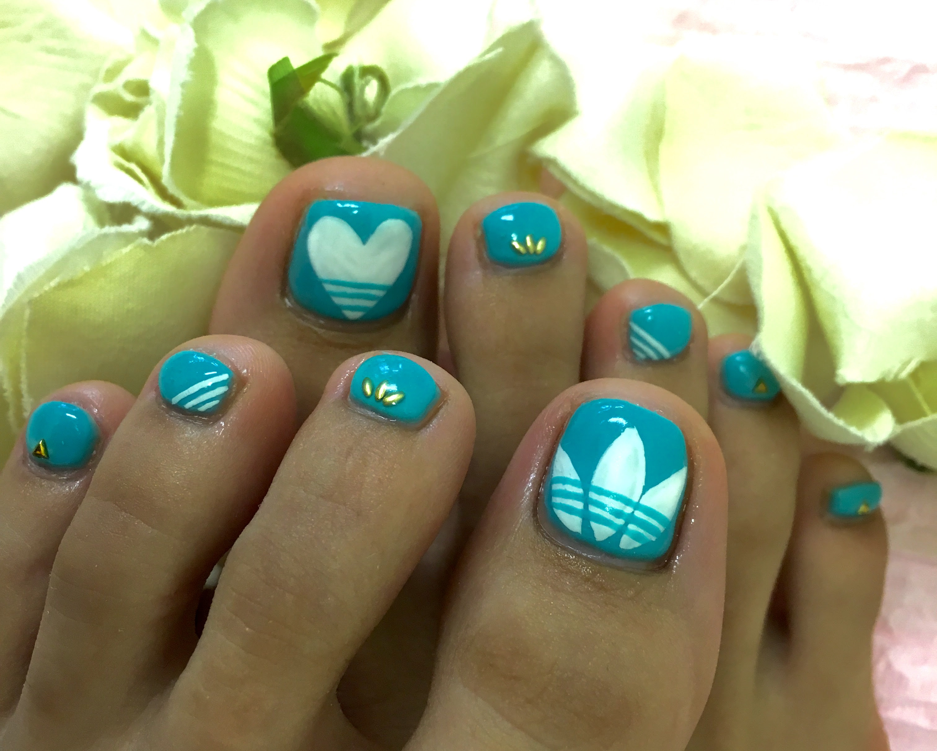 フットネイルでオシャレで可愛い足元に 北九州市黒崎 小倉のネイルサロン ネイルスクール Nailsalon School Flor エステサロンsoin De Pouce