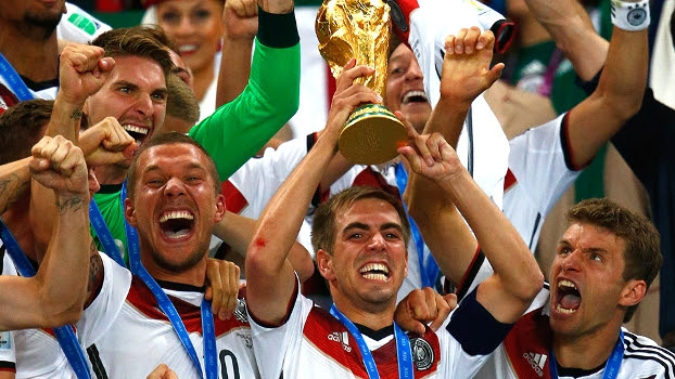 Lahm levanta a taça