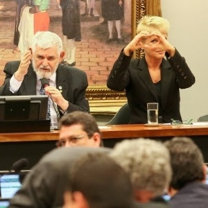 21.mai.2014 - A apresentadora de TV Xuxa Meneghel respondeu com um gesto de coração feito com as mãos à crítica de deputado 