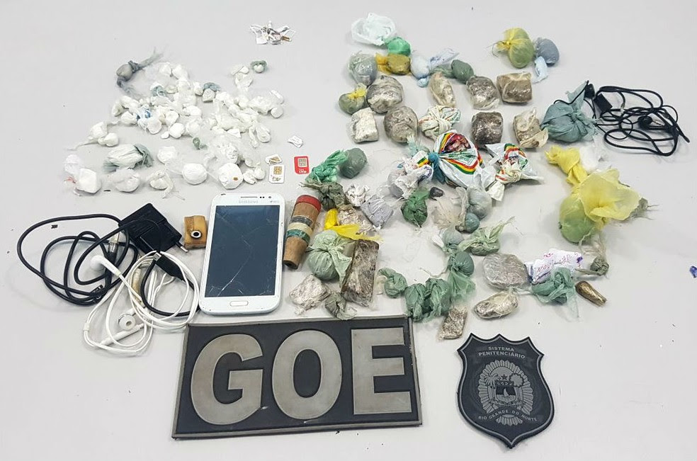 Drogas, um celular, chips e carregadores foram encontrados na Penitenciária Estadual de Parnamirim (Foto: Divulgação/Polícia Militar)