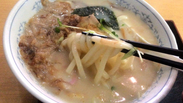 豚骨ラーメンの麺をうどんに変えた とんこつうどん 東京刺激クラブ