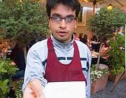 Un cameriere della Trattoria degli Amici