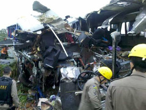Acidente com maior número de mortes foi colisão lateral entre dois ônibus, que matou pelo menos 15 pessoas na BR-153 (Foto: Divulgação/PRF)