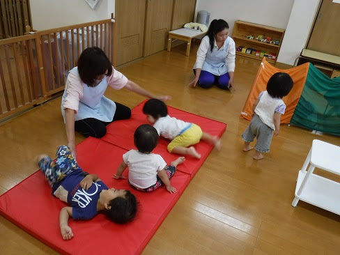 室内遊び すみれ組 １歳児 第二椎の実子供の家
