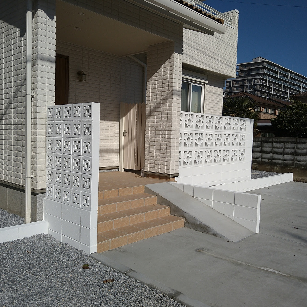 選べる2シリーズ 白くて軽くて安全な新発売の花ブロックプラスと迫力の花ブロックベーシック 1ページ目
