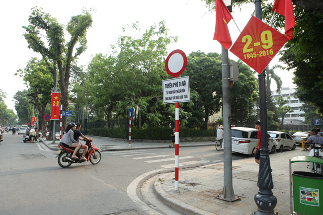 Phố phường Hà Nội &#34;nhuộm&#34; sắc đỏ cờ hoa mừng Tết Độc lập - 9