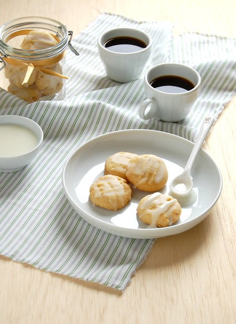 Ginger cookies with lemon icing / Biscoitinhos de gengibre com cobertura de lmão siciliano