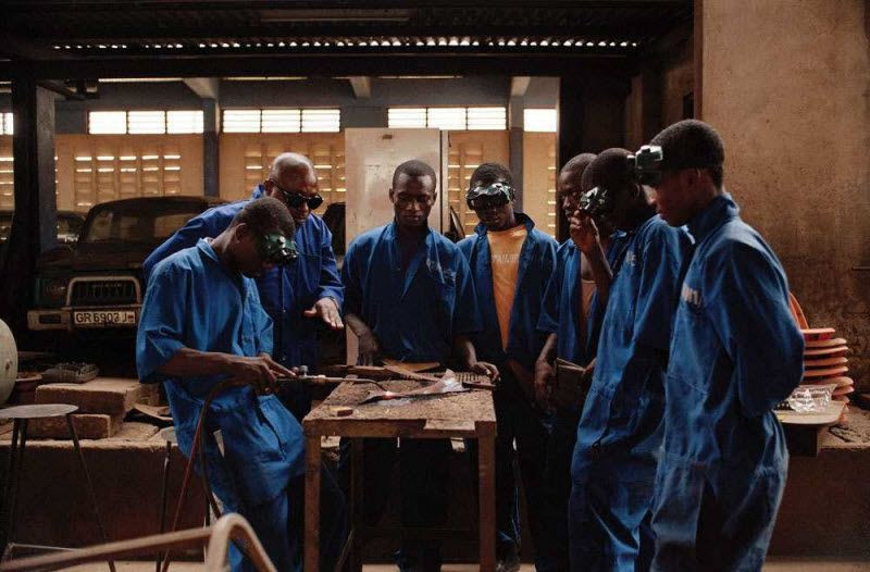 Afrykański król Togba Ngorifiya Cephas Kosi Bunce z Ghany, który pracuje jako mechanik samochodowy w Niemczech. African king Togba Ngorifiya Cephas Kosi Bunce from Ghana working as a car mechanic in Germany.