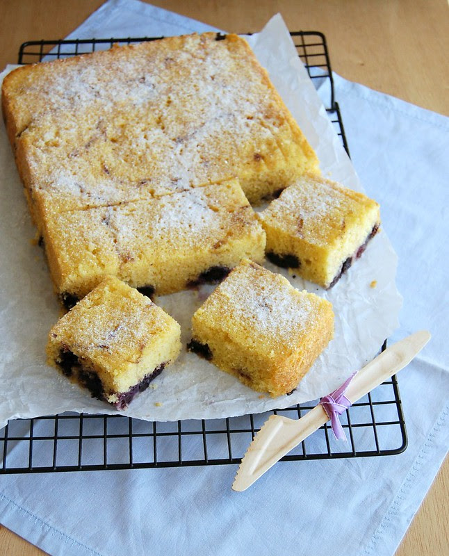 Lemon and blueberry cornmeal cake / Bolo de fubá, limão siciliano e mirtilos