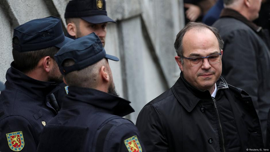 Catalan politician Jordi Turull walks past policemen as he returns to the Supreme Court during a break in proceedings as part of an investigation into Catalonia's banned bid for independence in Madrid, Spain, March 23, 2018.