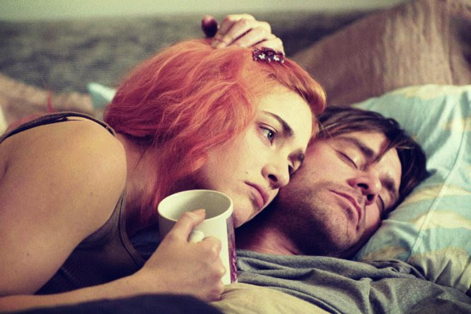  Justo lo contrario de lo anterior. Está bien compartir cama, sofá o mesa de comida. Pero cuando en situaciones de tranquilidad y separación no se cumple la norma subterránea de dejarse en paz, la historia cambia. No se puede estar todo el día encima de alguien: hasta los koalas se fatigan. Como  escribe Manuel Fernández Antón, psicólogo y sexólogo clínico, en el blog  El Rincón del Hombre  , puede subyacer una cuestión de dependencia, de inseguridad o de celos: “Quien intenta someter a su cónyuge en todo momento por miedo a perderlo, suele terminar por provocar precisamente aquello que quiere evitar”. 