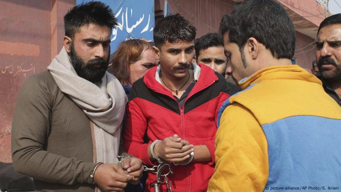Pakistan die Beschludigten für Übergriffe auf Transgender werden zum Gericht in Sialkot geführt (picture-alliance/AP Photo/S. Ikram)