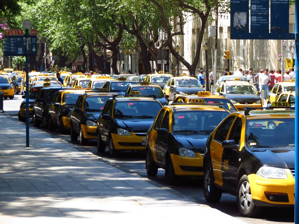 Flota de taxis en Mendoza (Argentina) esperando a llevar pasajeros