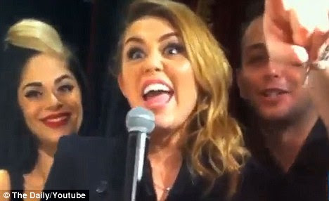 Ela está fumando algo: Miley foi capturado fumando um bong ano passado, mas negou que era maconha e alegou que ela estava fumando sálvia