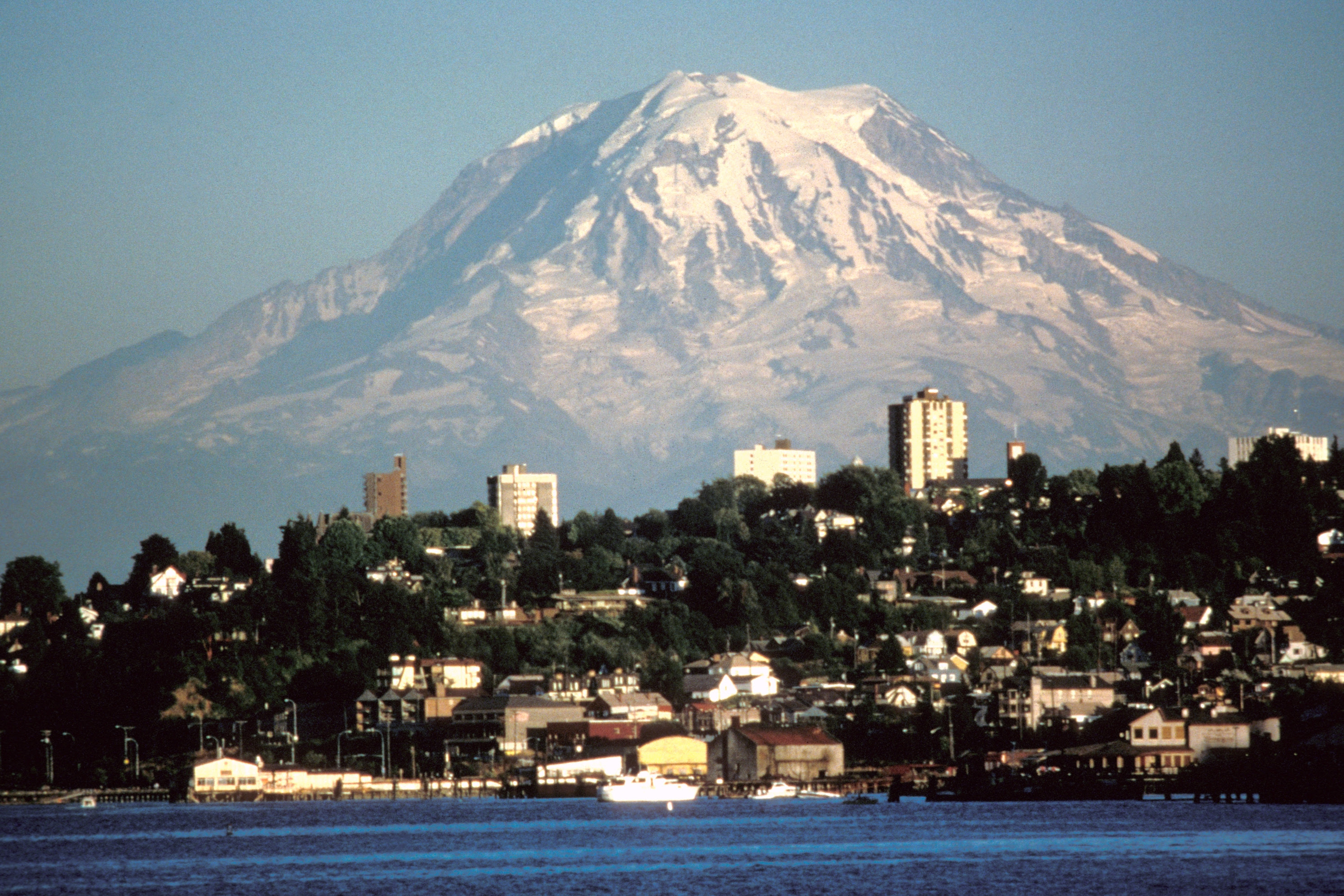 Description Mount Rainier over Tacoma.jpg