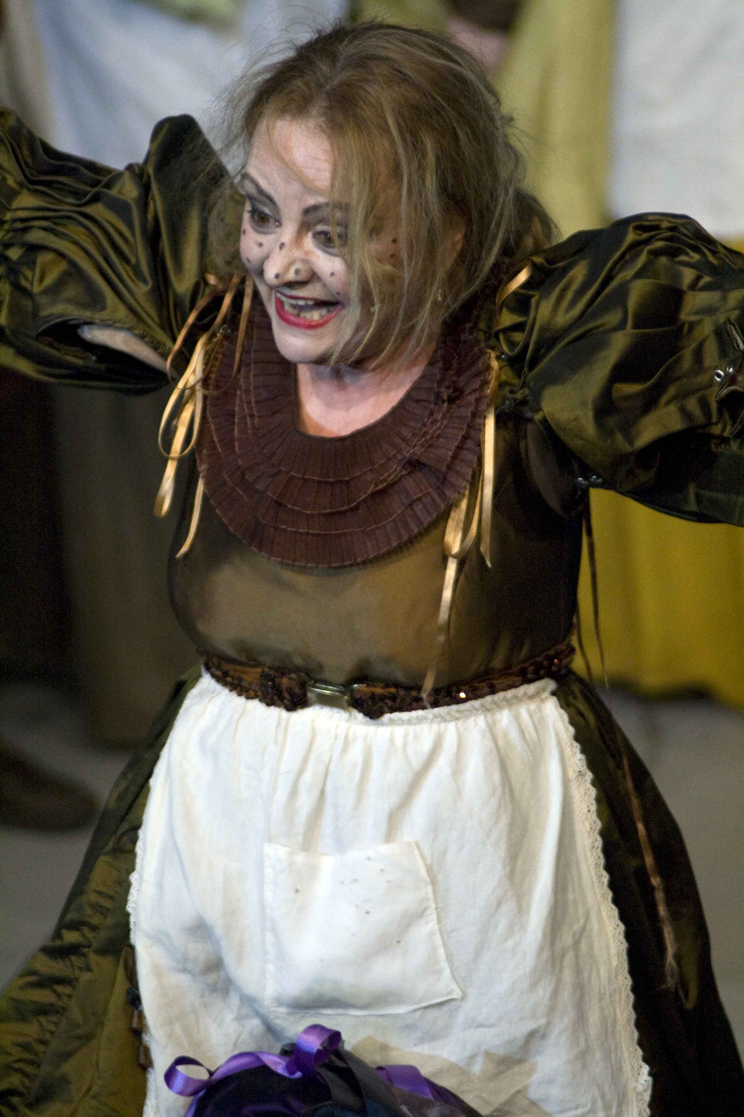http://teatrulmasca.files.wordpress.com/2010/12/olga-3.jpg