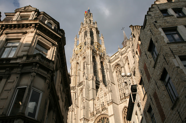 La catedral emerje en pleno barrio antiguo