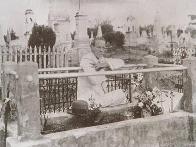 Cairbar Schutel,junto aos túmulos do cemitério de Matão