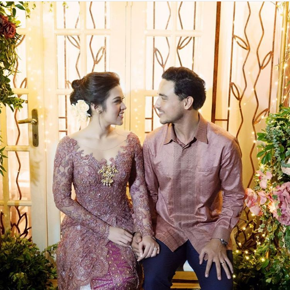 Cantiknya Tampilan Kebaya Lamaran Raisa dan Hamish Daud 