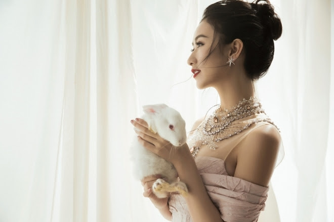 Á hậu Hà Thu diện váy xuyên thấu bên bầy thỏ trắng