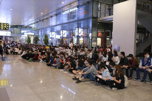  fan hâm mộ Việt Nam có mặt sớm, hàng đợi có trật tự EXID hoan nghênh Hà Nội -. Ảnh 3. "title =" Fan Việt Nam đã sớm, hàng đợi có trật tự EXID chào đón tại Hà Nội - Ảnh 3. "rel =" lightbox "PHOTOID =" 13acdcb0-10aa-11e7-b74c-935ae873f44c "type =" ảnh "dữ liệu gốc = "http: //kenh14cdn.com/2017/e4-1490370827052.jpg" width = "" height = ""> </div> <div class=